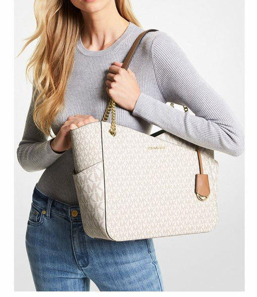 Jet Set Large Logo Shoulder Bag