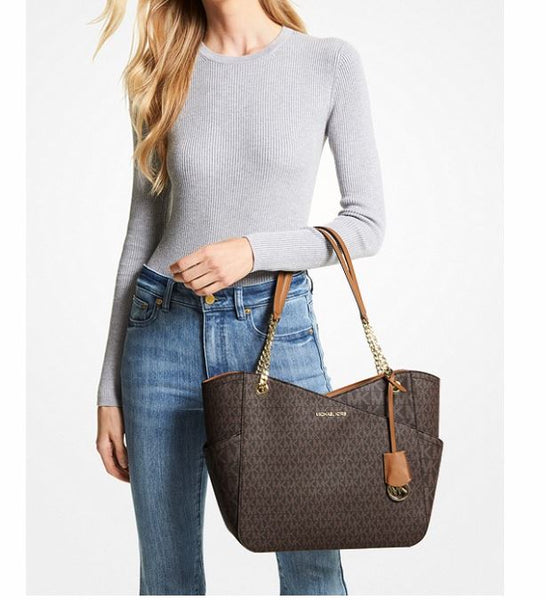 Jet Set Large Logo Shoulder Bag